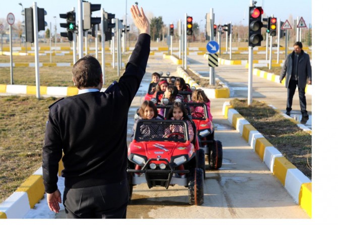 Çocuklar hem eğlendi hem trafik kurallarını öğrendi