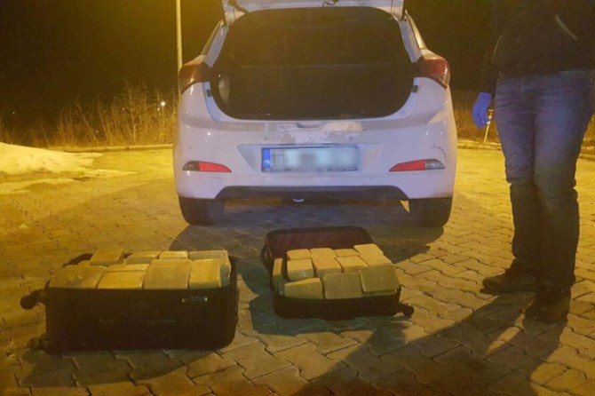 Otomobildeki valizlerden 50 kilo eroin çıktı