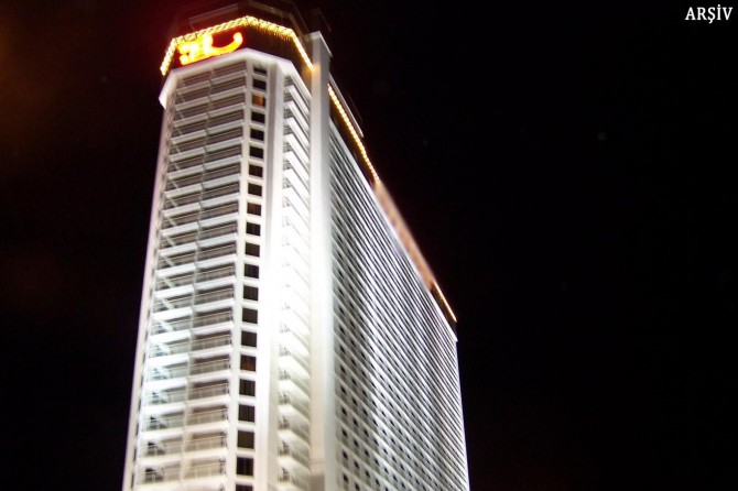 Otelin 28'inci katından atladı