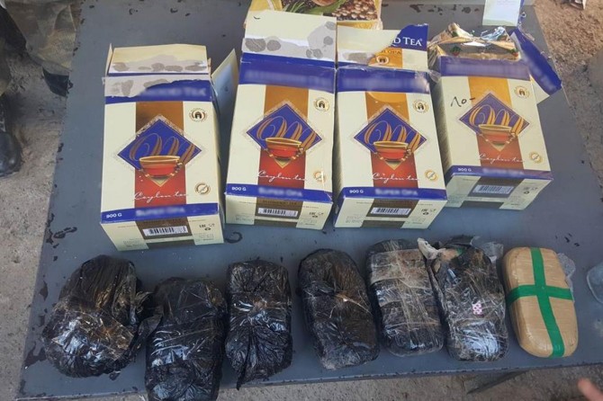 Çay paketlerinin arasına gizlenmiş eroin ele geçirildi
