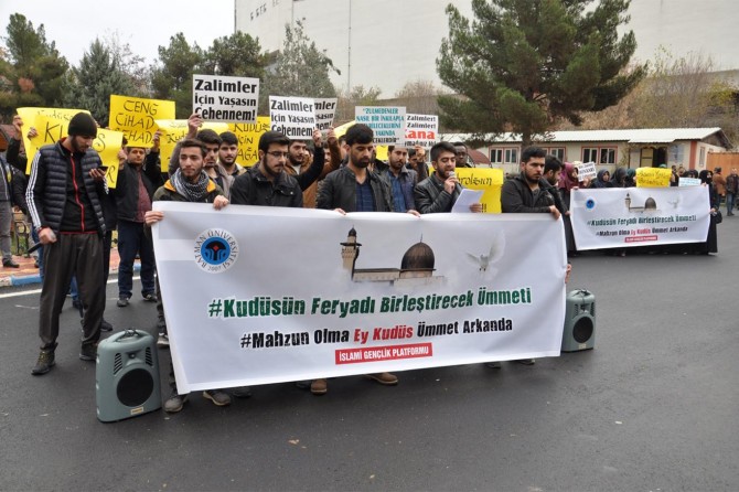 Öğrenciler ABD’nin şer planını protesto etti