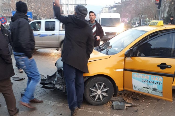 Taksi ile minibüs çarpıştı