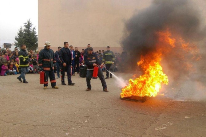Öğrencilere gerçeği aratmayan yangın tatbikatı