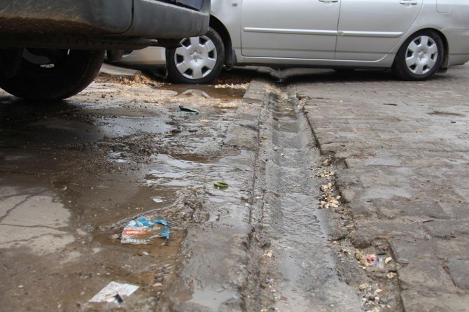 Patlayan şebeke borusu nedeniyle 3 aydır su boşuna akıyor