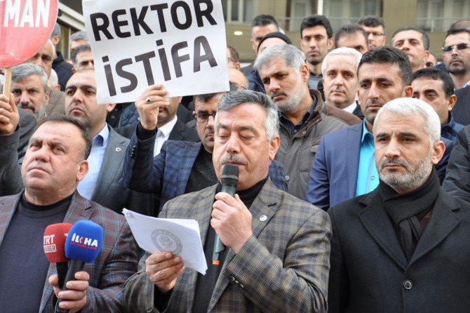 Batman'da STK'lar Rektör Durmuş'u protesto edip istifaya çağırdı