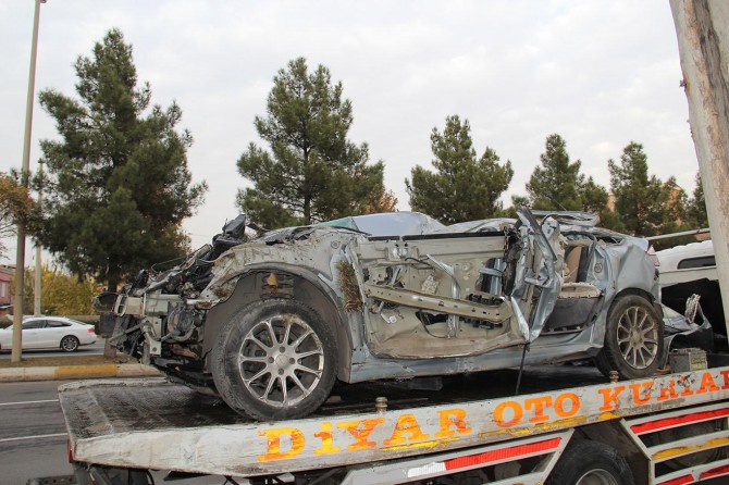 Diyarbakır'da hızını alamayan sürücü metrelerce uçtu