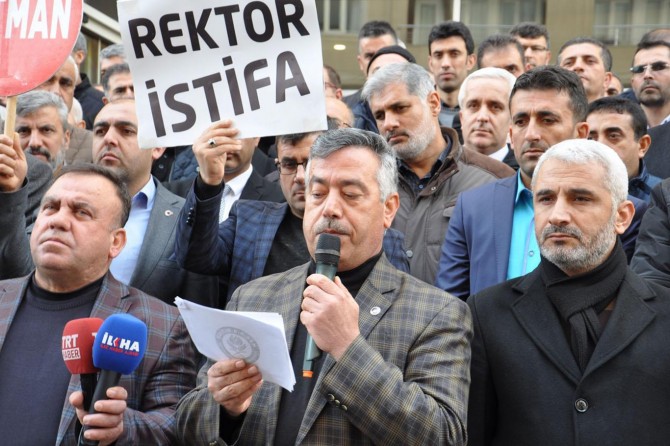 STKyên li Êlihê Rektor Durmuş protesto kirin û îstîfaya wî xwestin