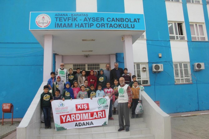 Umut Kervanından ihtiyaç sahibi öğrencilere mont yardımı