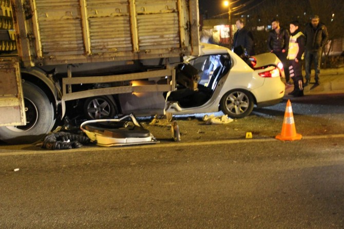 Diyarbakır'da otomobil TIR'ın altına girdi: 4 ağır yaralı