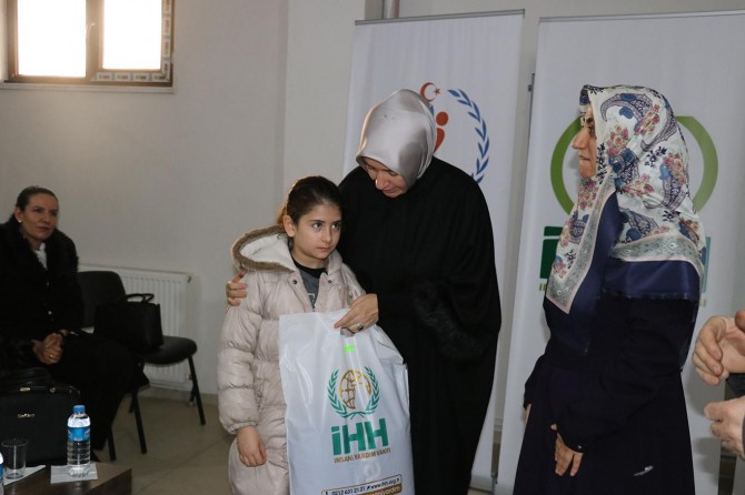 Bingöl'de yetimlere kışlık kıyafet yardımı