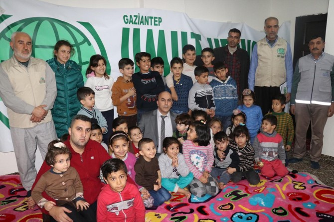 Gaziantep'te Suriyeli yetim çocuklara mont ve ayakkabı dağıtıldı