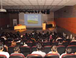 Dicle Üniversitesi'nde "Avrupa Birliği-Türkiye İlişkileri" Konulu Konferans