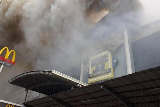 Filipinler'de alışveriş merkezinde yangın; 37 kişi hayatını kaybetti