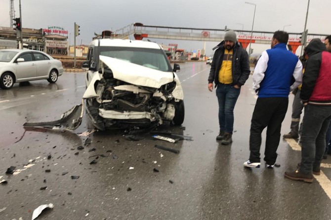 Batman'dan Samsun'a giden engelli sporcuları taşıyan otobüs Sivas'ta kaza yaptı
