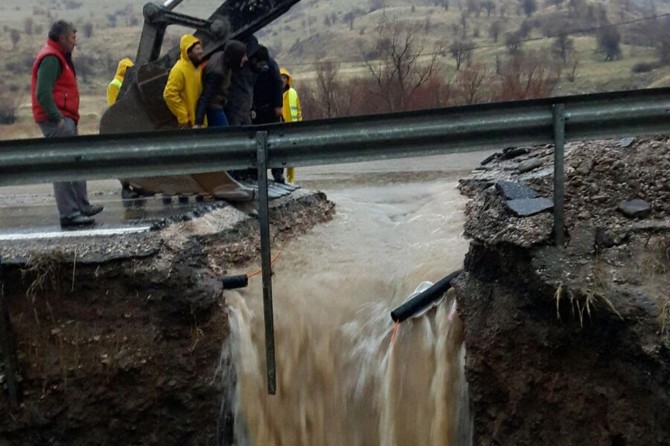 Sel suları nedeniyle Bitlis-Diyarbakır Karayolu trafiğe kapatıldı