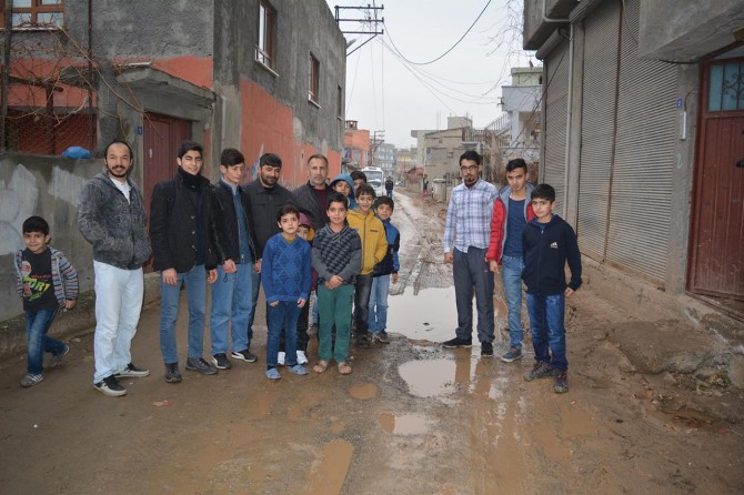 Çamurlu yolların yapılmamasına tepki