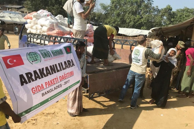 Helping hand to Arakanese from Hope Caravan