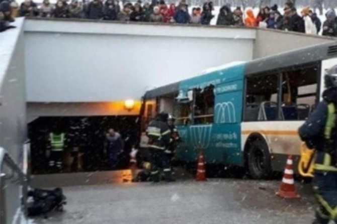 Rusya'da otobüs yaya alt geçidine girdi