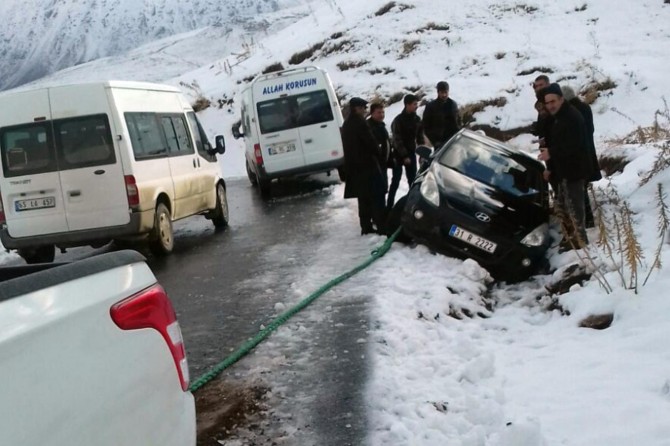 Van'da karda mahsur kalanların imdadına belediye yetişti