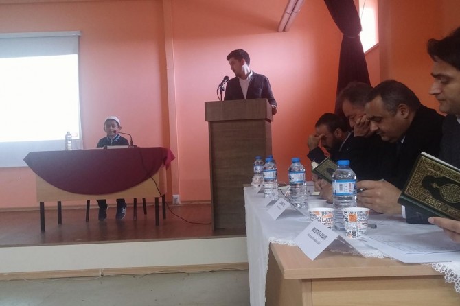 Ortaokul öğrencileri Kur'an-ı Kerim'i güzel okumak için yarıştılar