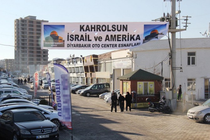 Oto galeri esnafından Amerika’ya pankartlı Kudüs tepkisi