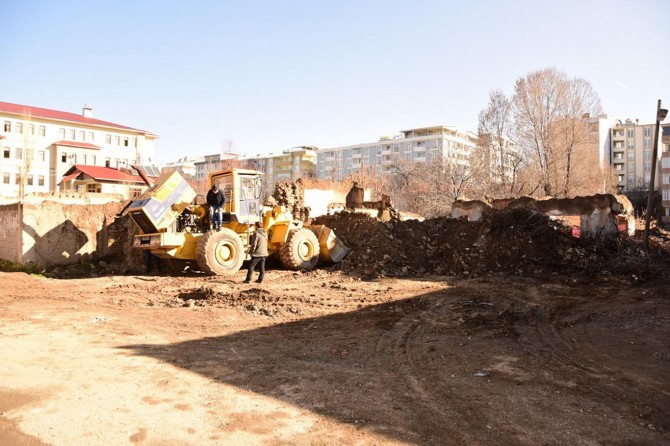 Van'da metruk yapılar yıkılıyor