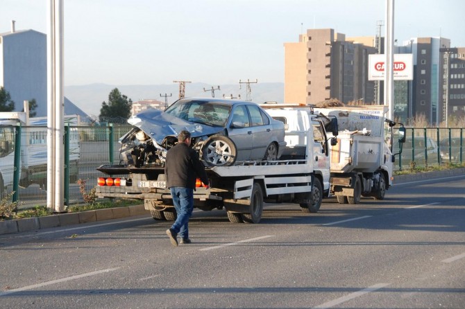 Otomobil bariyere çarparak devrildi
