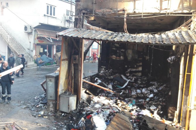 Bitlis’te çıkan yangında iş yeri küle döndü
