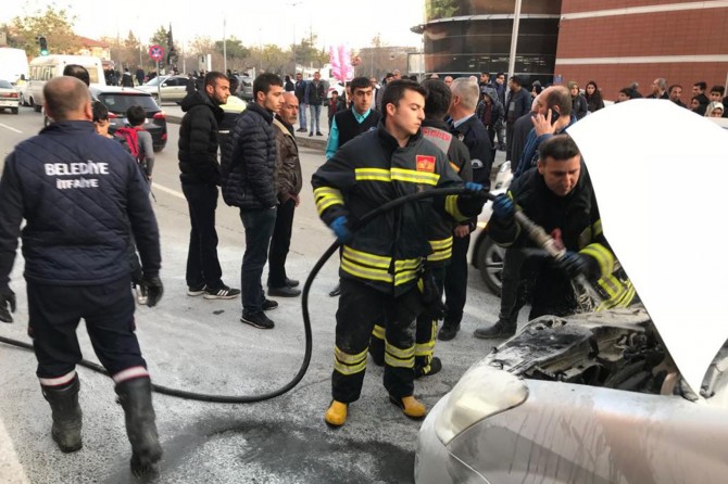 Seyir halindeki otomobil alev aldı