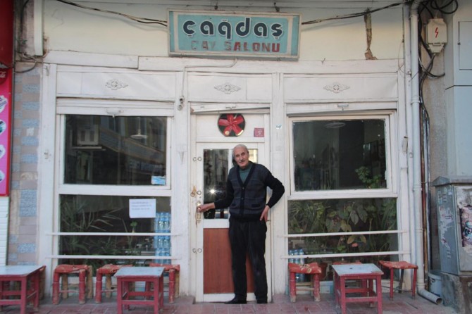 40 yıldır aynı tezgahta çay demliyor