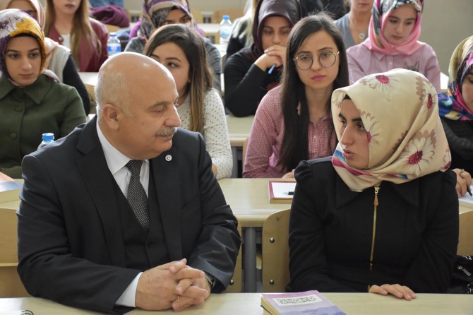 Görme engelli üniversite öğrencisinin okuma aşkı imrendiriyor