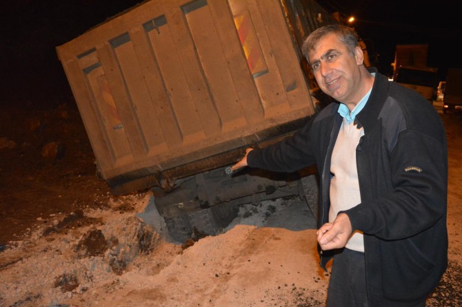 Asfaltlama çalışması yapan kamyon çöken yola düştü