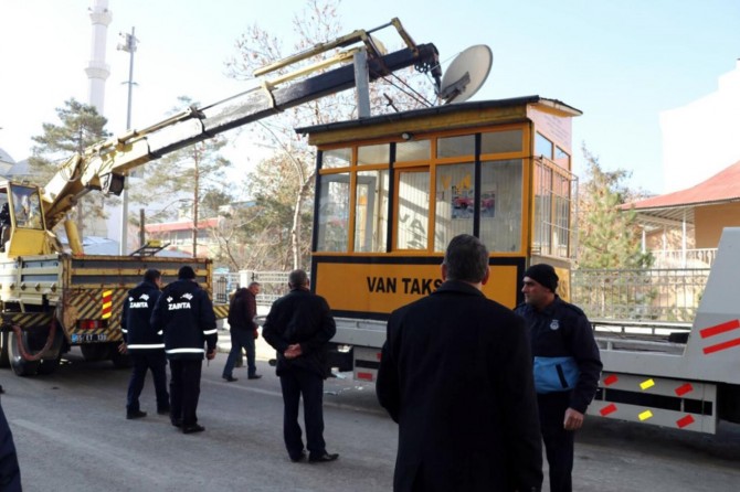 Van Büyükşehir Belediyesi kaldırımları temizliyor