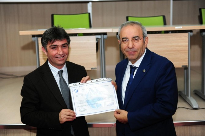 Van Yüzüncü Yıl Üniversitesi Rektörü Peyami Battal personele iş sağlığı ve güvenliği sertifikası verdi