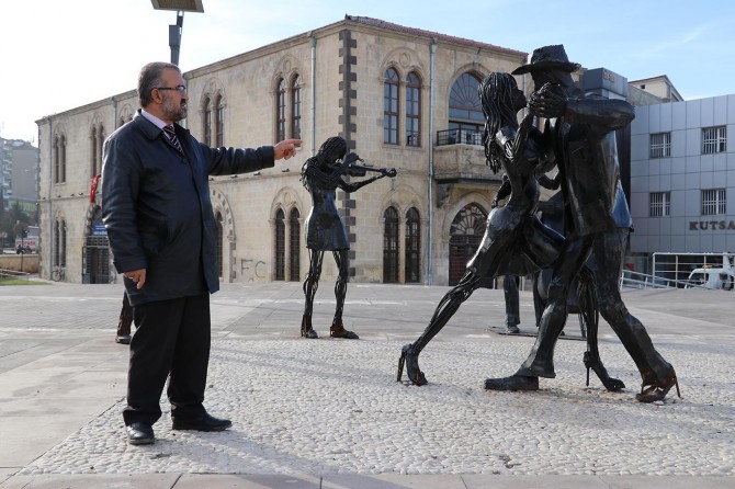 Ji nerakirina heykelên ku keç û kur reqsê dikin re bertek hat dayin