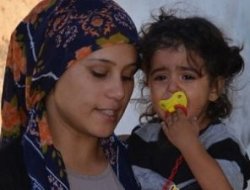 Bebeği için bombaya siper oldu