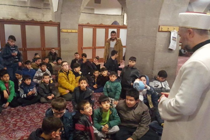 ​Çocuklar namazda buluştu