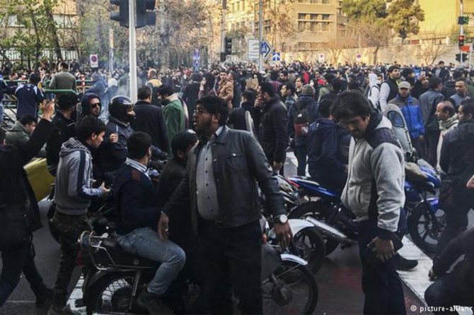 Xwepêşanên li Îranê hêj dibin sedema mirinan