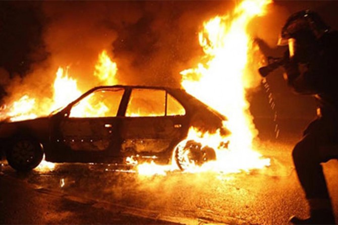 Fransa'da yılbaşı gecesi bin araç ateşe verildi