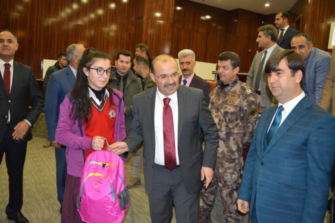 ​Bitlis'te ihtiyaç sahibi 700 öğrenciye okul araç gereçleri dağıtıldı