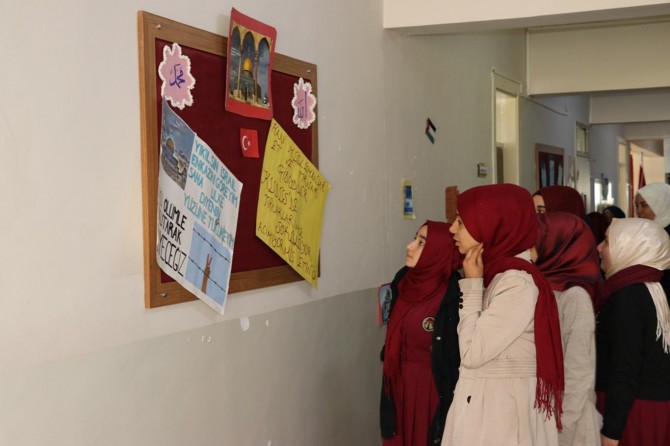 Gaziantep'te imam hatip öğrencilerinden 'Kudüs Sokağı' adlı resim sergisi