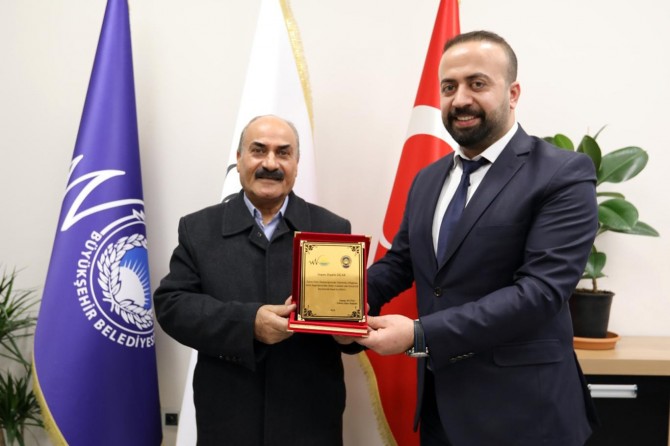 Van Büyükşehir Belediyesinden emekliye ayrılan çalışanına plaket