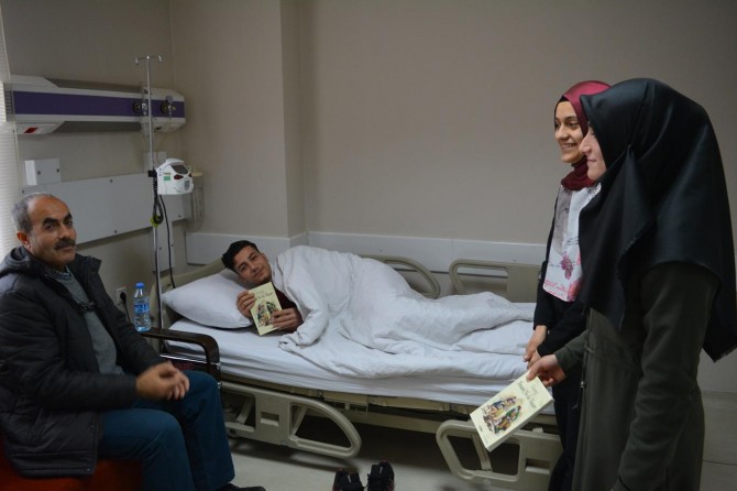 Liseli öğrencilerden "Kitap Bir İlaçtır" kampanyası