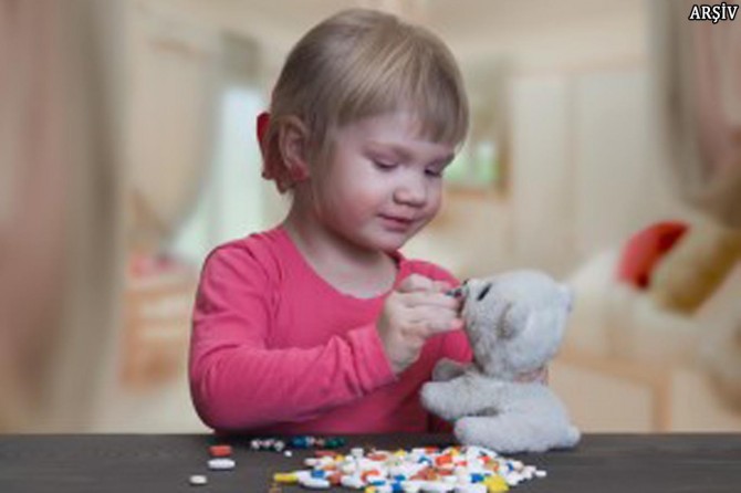 İlaç içen minik kız hastaneye kaldırıldı