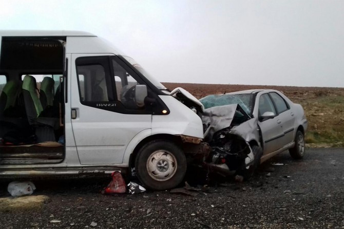 Çınar Solmaz'da öğrenci servisi ile otomobil çarpıştı: 16 yaralı