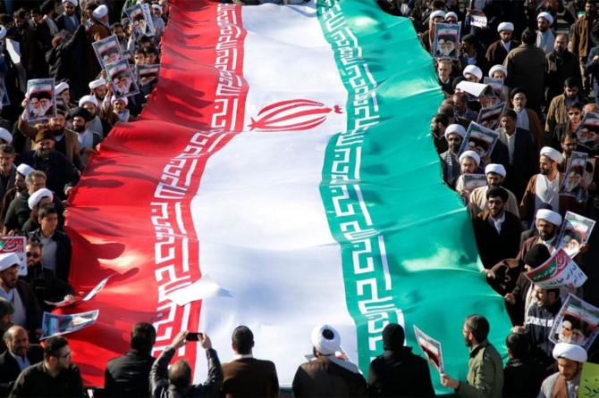 İran'da Devrim Muhafızları 3 kentte sokağa indi