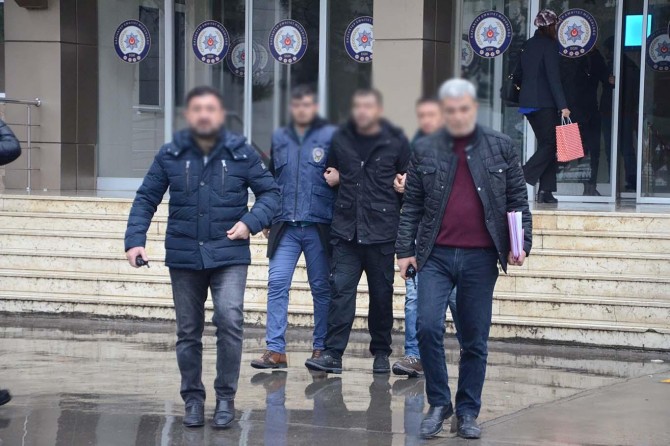 ​Gaziantep’te 14 suçtan aranan kişi eniştesiyle adliyeye sevk edildi