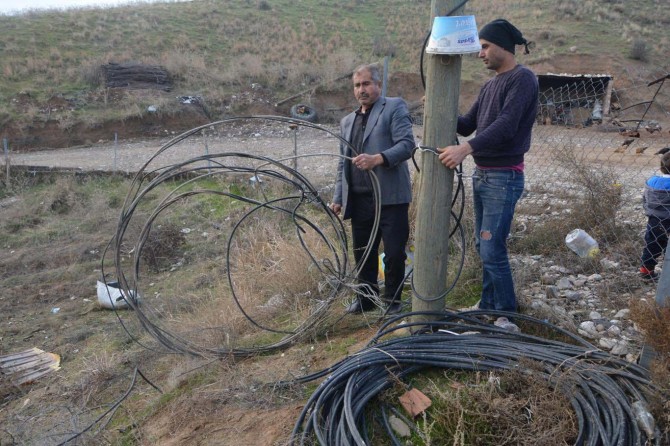 ​Batman Kozluk'ta 2 yıldır elektriksiz yaşayan çaresiz aile yardım bekliyor