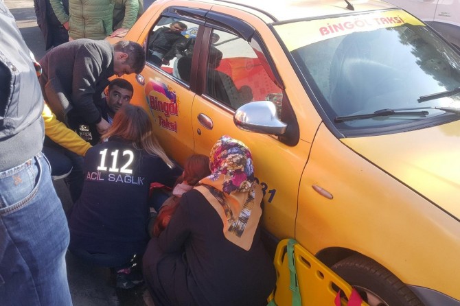 Bingöl'de taksinin çarptığı kadının ayağı kırıldı