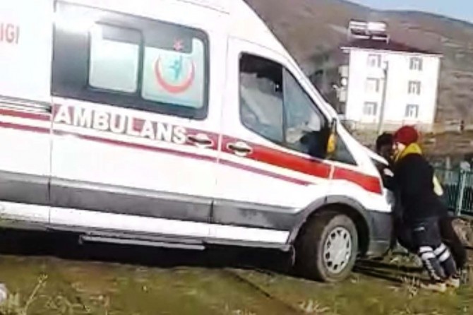 ​Bingöl'de hasta taşıyan ambulans çamura saplandı